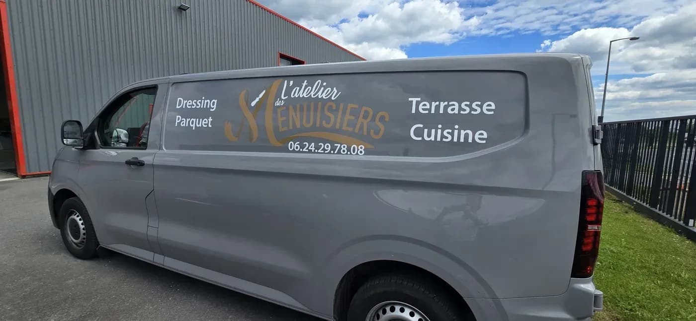 Pose lettrages decoupes pour L'Atelier des Menuisiers, vue d'ensemble