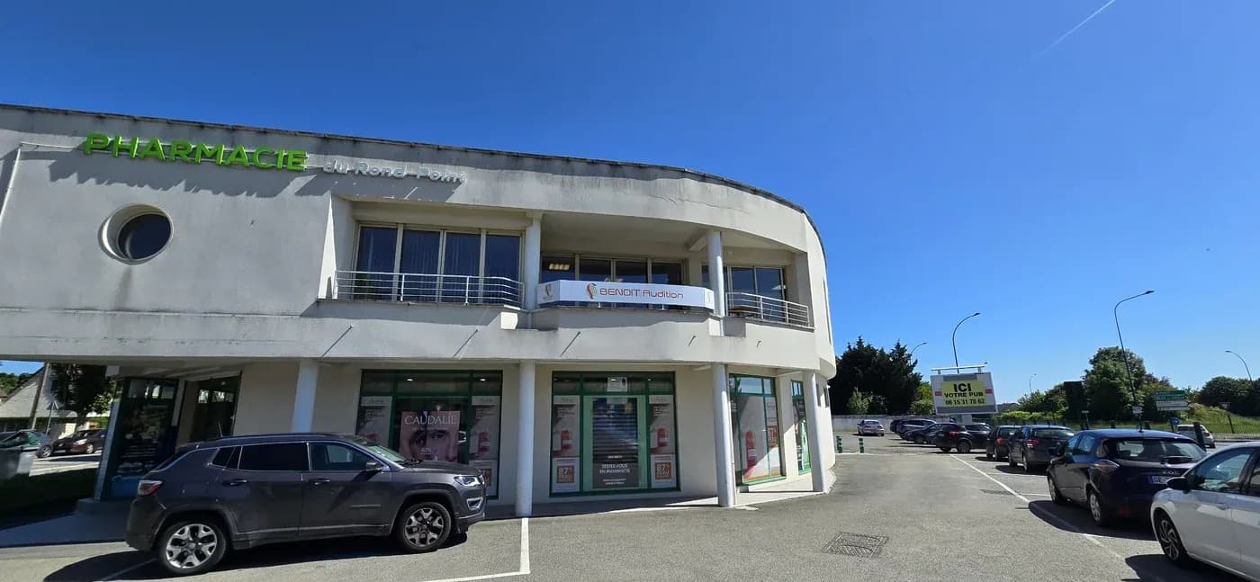 Pose d'une enseigne Benoit Audition Louvres