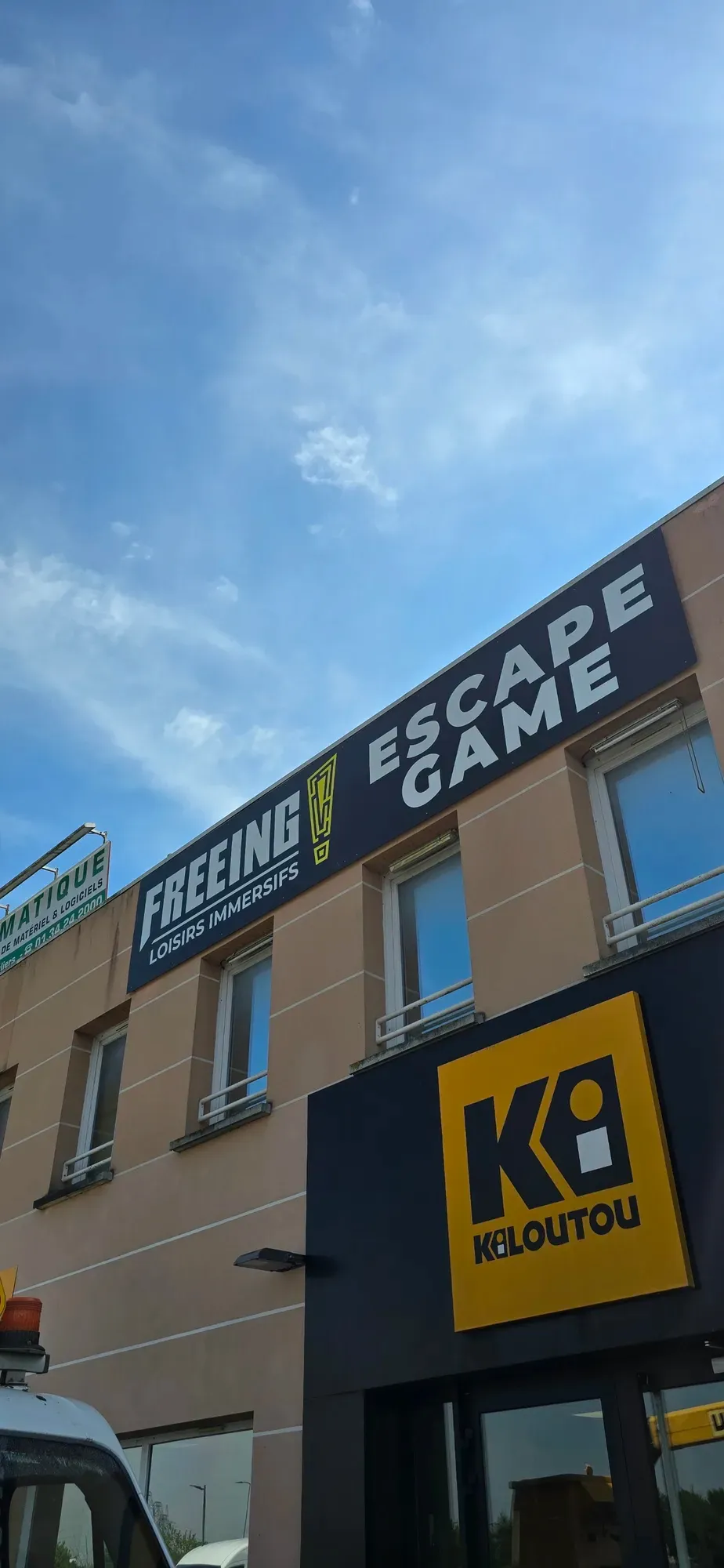 Enseigne facade 6000x1200 FREEING Loisirs Immersifs avec mention Escape Game a Osny