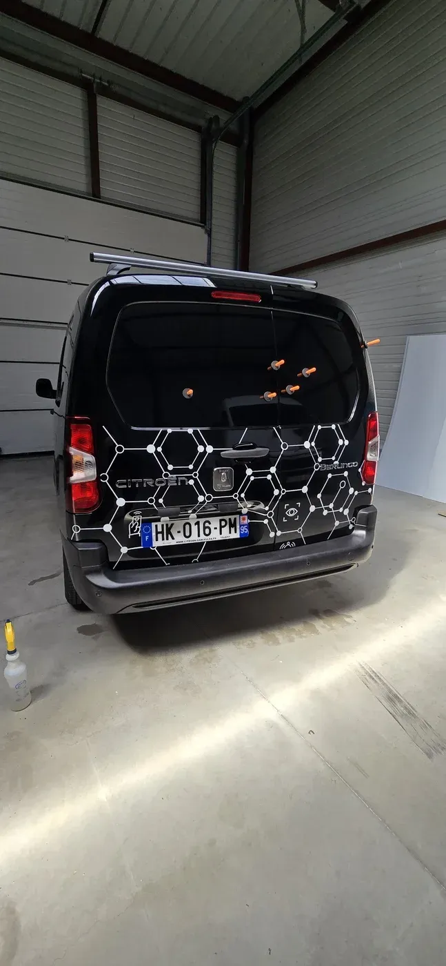 Vehicule Horus Connect habille en decoupe et logo, vue de face