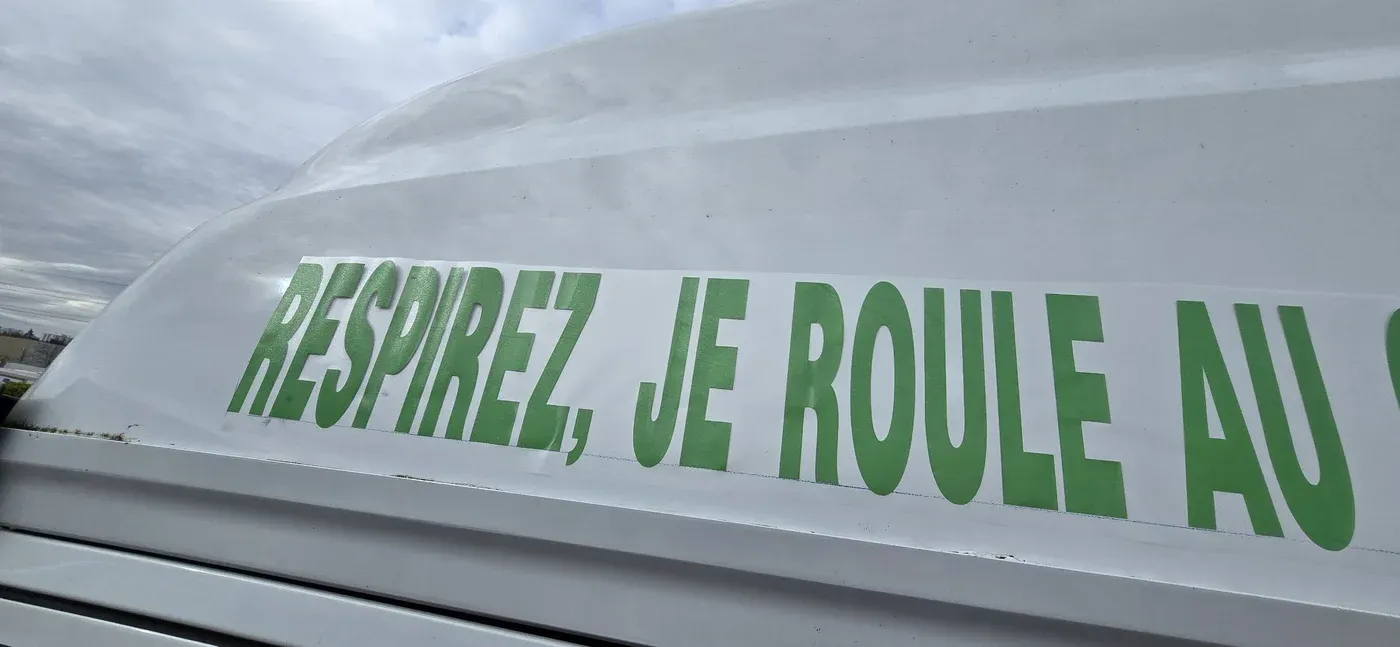 Fourniture et pose lettrage et logo AFTRAL sur tracteur Iveco