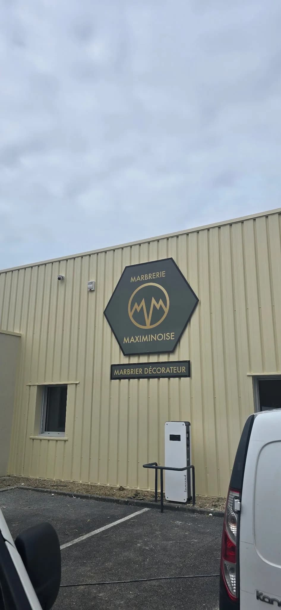 Enseigne hexagonale Marbrerie Maximinoise