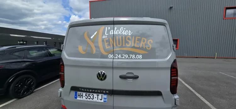 Detail lettrage decoupe L'Atelier des Menuisiers