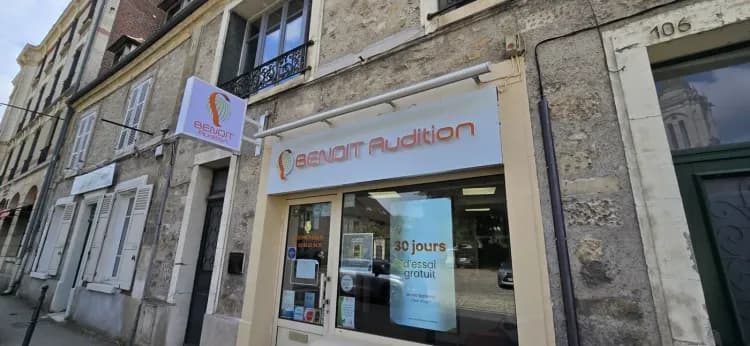 Enseigne lettrage decoupe 19mm sur entretoises avec caisson lumineux Benoit Audition Senlis