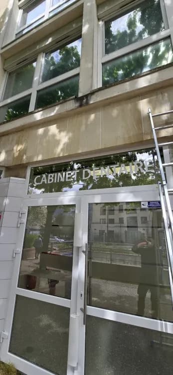 Vitrophanie facade cabinet dentaire Creil, vue exterieure