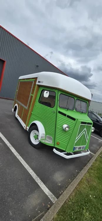 Food truck FCMAG entierement habille en finition faux bois