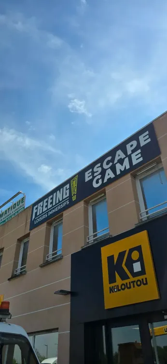 Enseigne facade 6000x1200 FREEING Loisirs Immersifs avec mention Escape Game a Osny
