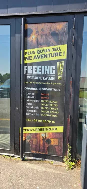 Microperfore sur porte vitree FREEING avec horaires et coordonnees