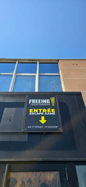 Panneau signaletique dessus de porte FREEING avec direction entree escape game