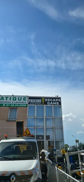 Vue d'ensemble facade FREEING avec nouvelle enseigne posee a Osny