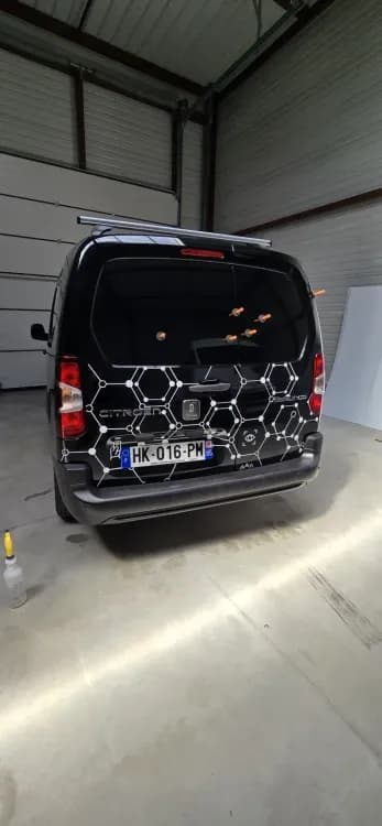Vehicule Horus Connect habille en decoupe et logo, vue de face