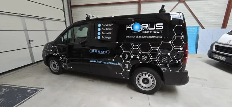Detail decoupe adhesive sur vehicule Horus Connect
