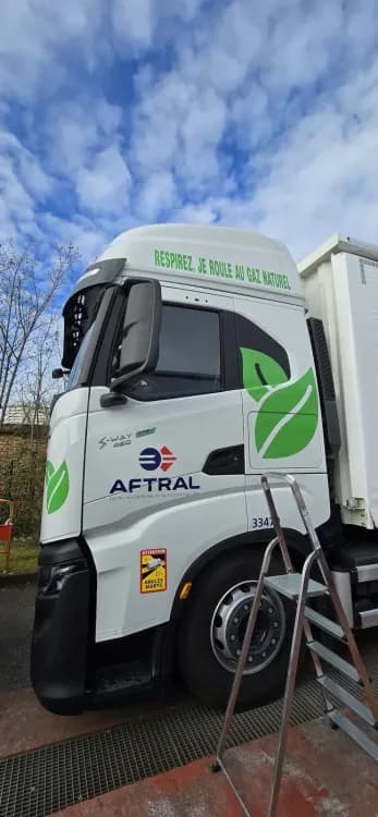 Detail logo AFTRAL et lettrage sur tracteur routier Iveco