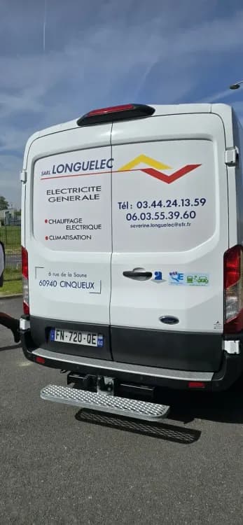 Pose lettrages decoupes pour Longuelec, vue de face