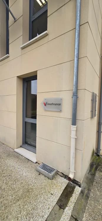 Plaque Dibond logo Vousfinancer fixée sur façade