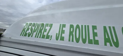 Fourniture et pose lettrage et logo AFTRAL sur tracteur Iveco