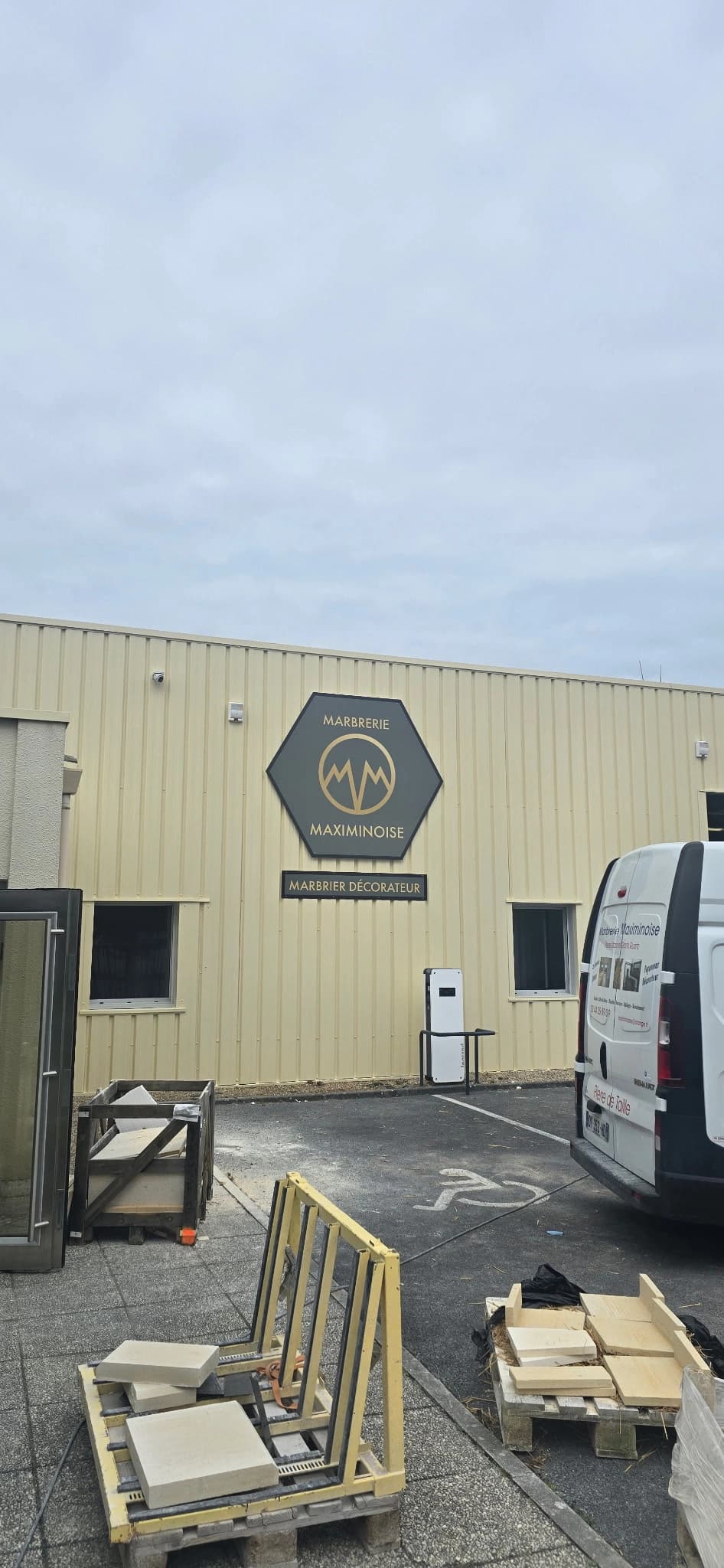 Enseigne Marbrerie Maximinoise et van flocqué - vue d’ensemble