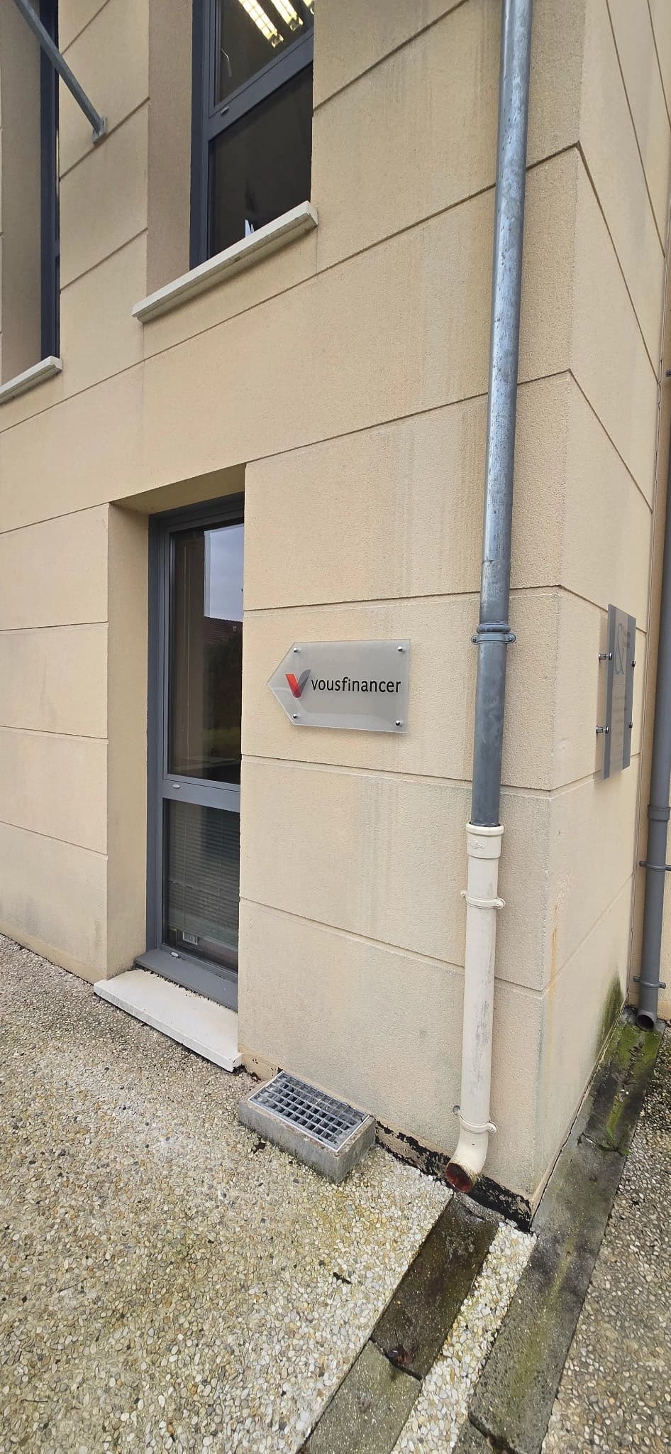 Plaque Dibond logo Vousfinancer fixée sur façade