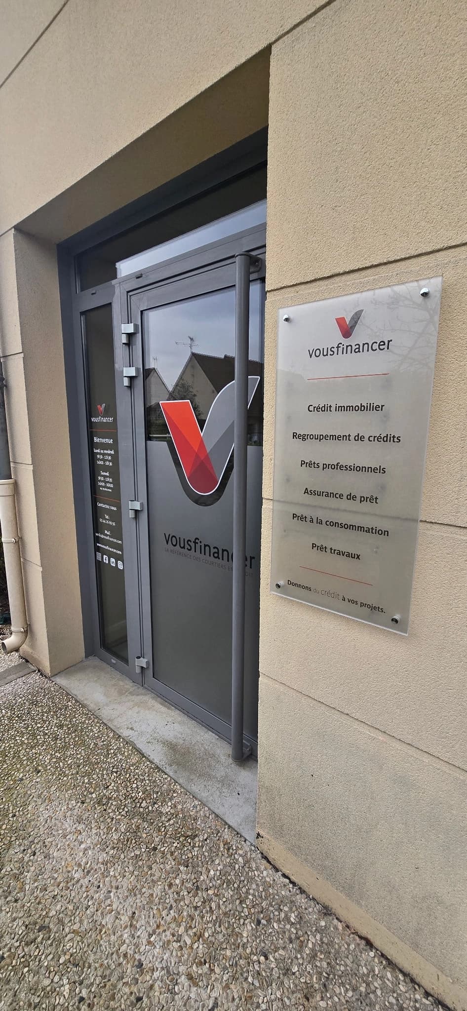 Plaque extérieure + vitrophanie porte Vousfinancer Senlis