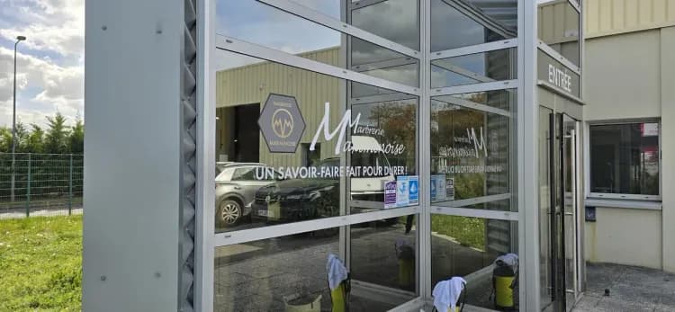 Lettrage decoupe et logo imprime sur vitre Marbrerie Maximinoise